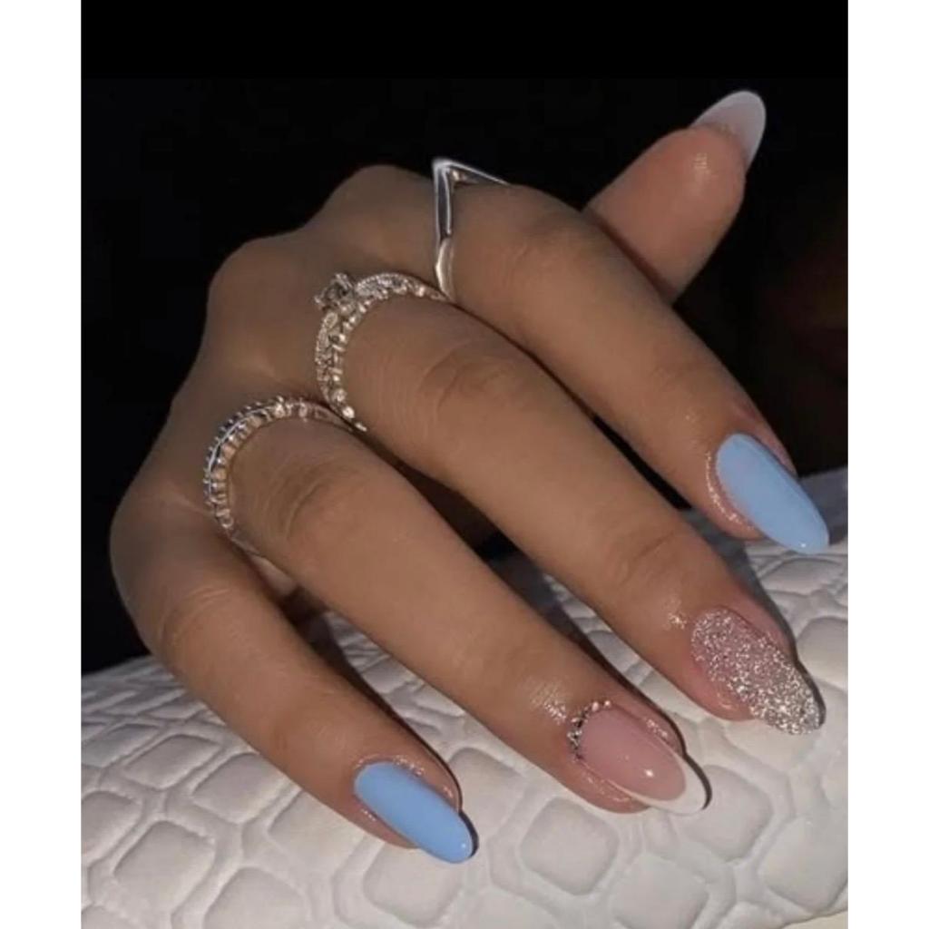 unhas francesinha azul bebê