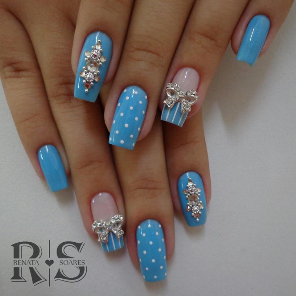 designs de unhas azul e branco