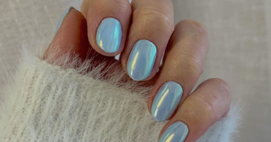 unhas delicadas azul bebê