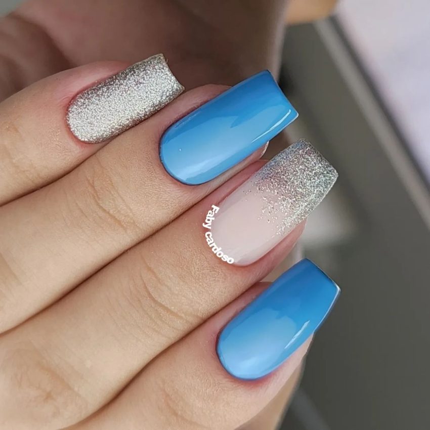 unhas modernas azul e branco