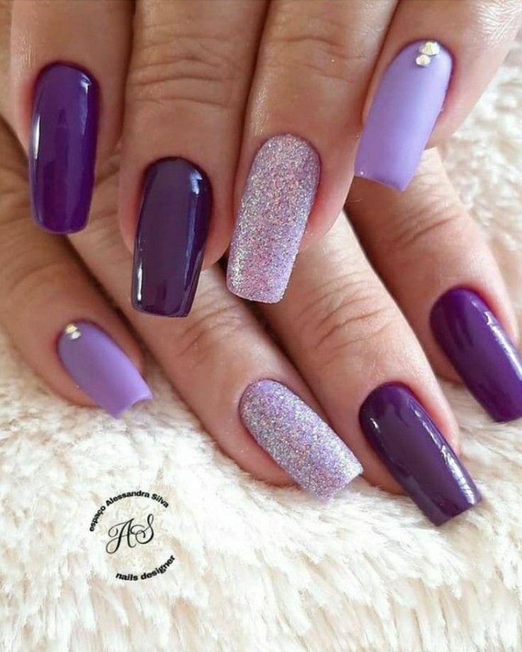 unhas roxas com branco delicadas