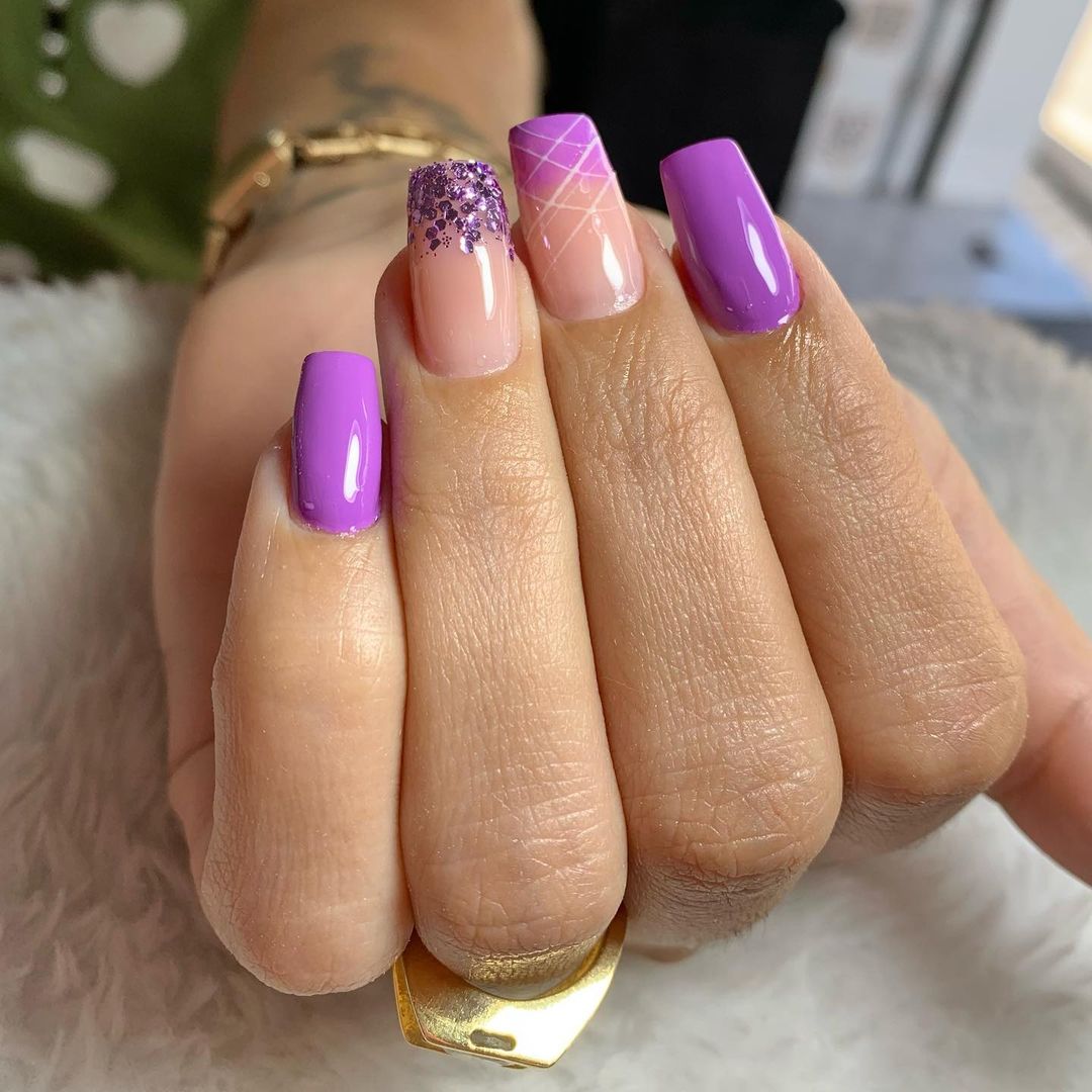 unhas roxas com branco delicadas