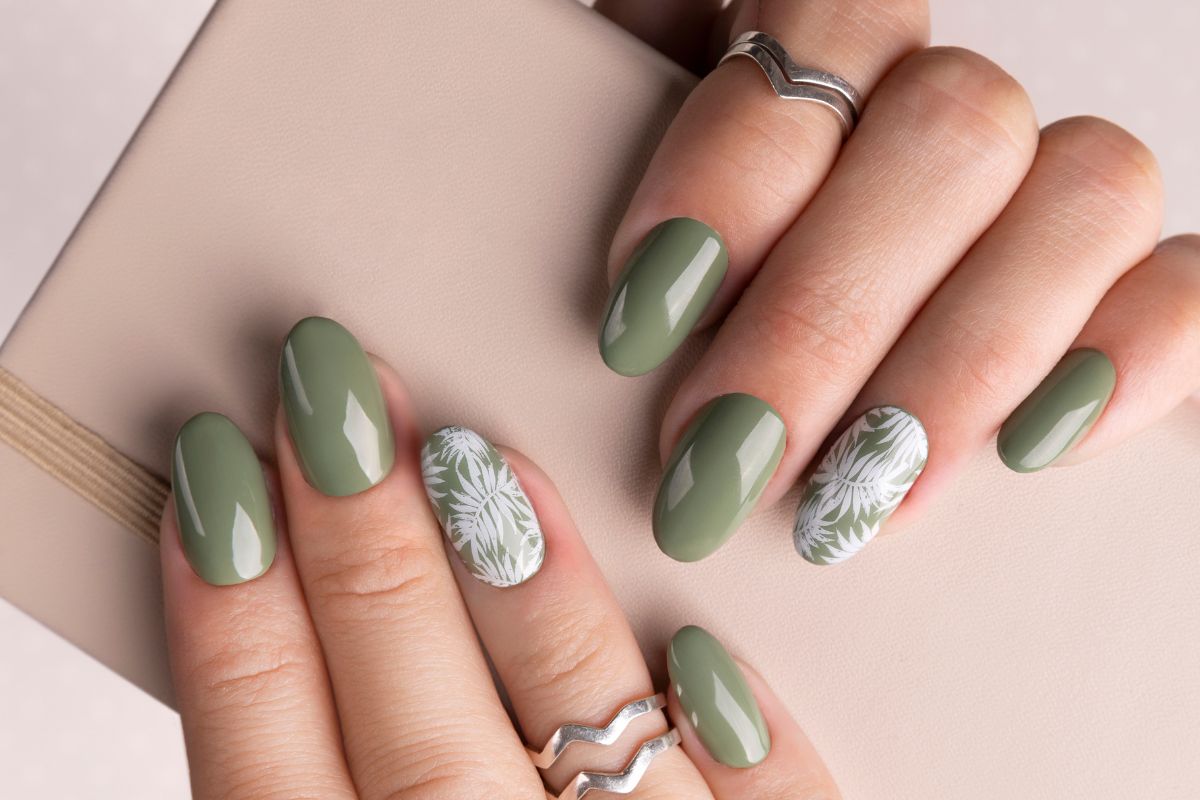 nail art verde oliva minimalista