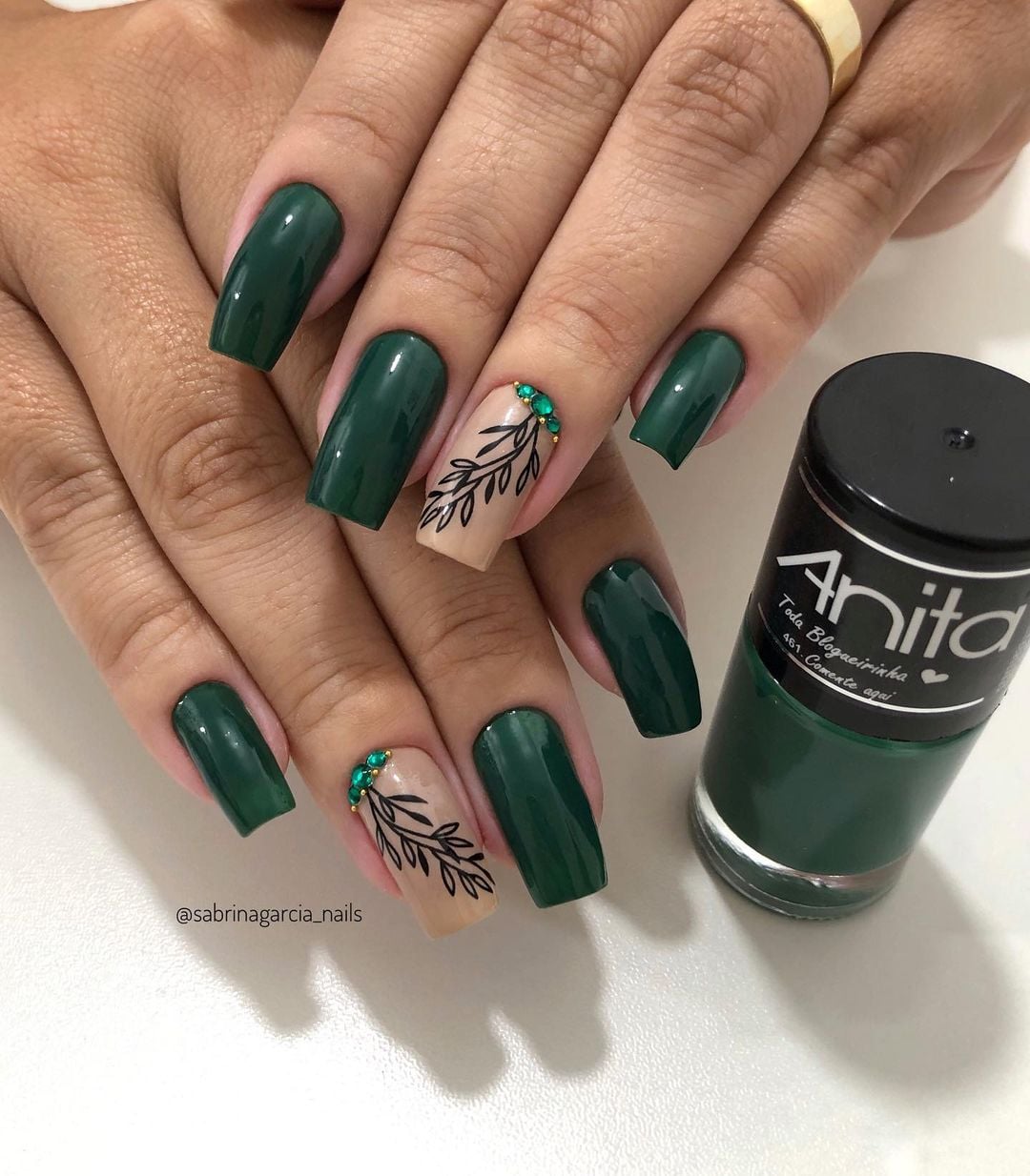 unhas curtas verde oliva decoradas