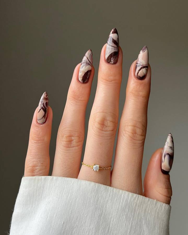 unhas em gel marrom para outono