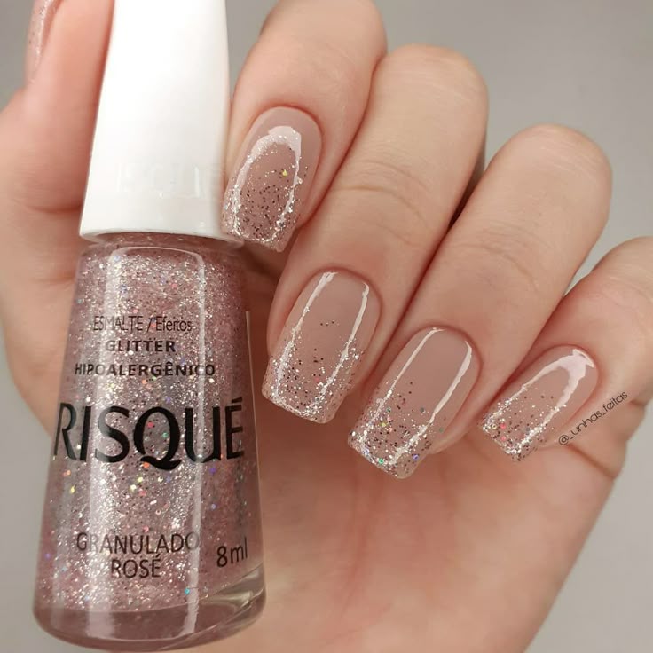 unhas em gel nude com glitter encapsulado