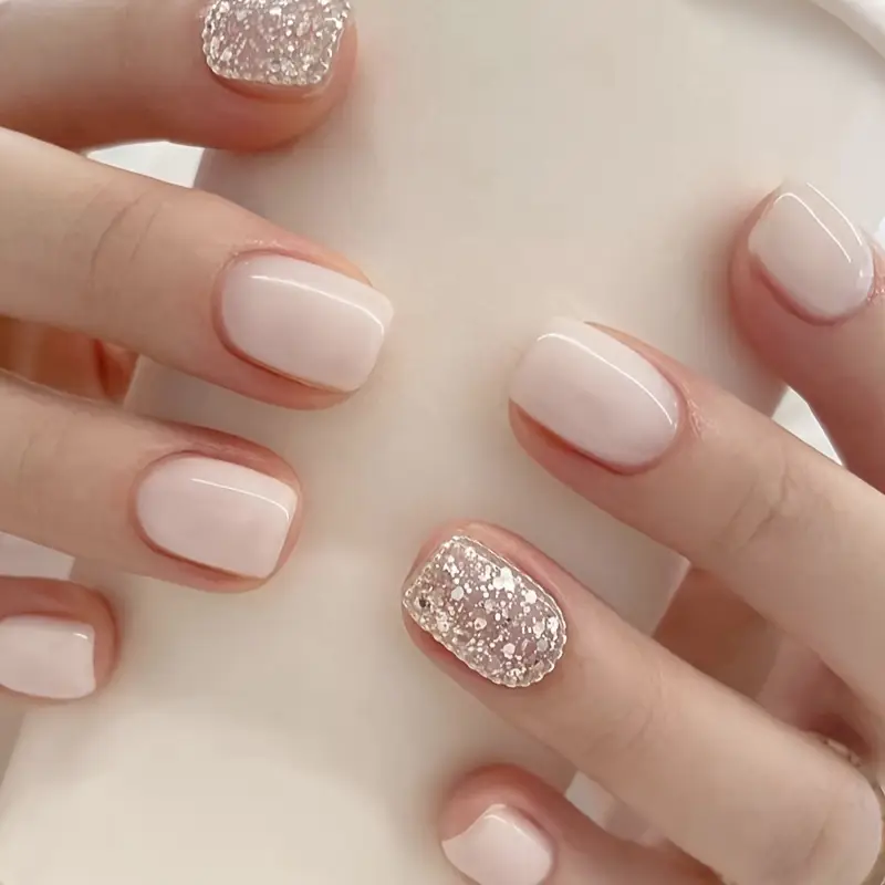 unhas em gel nude com glitter para casamento