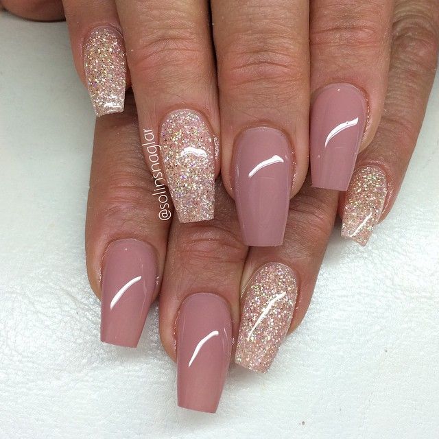 unhas em gel nude com glitter para festa