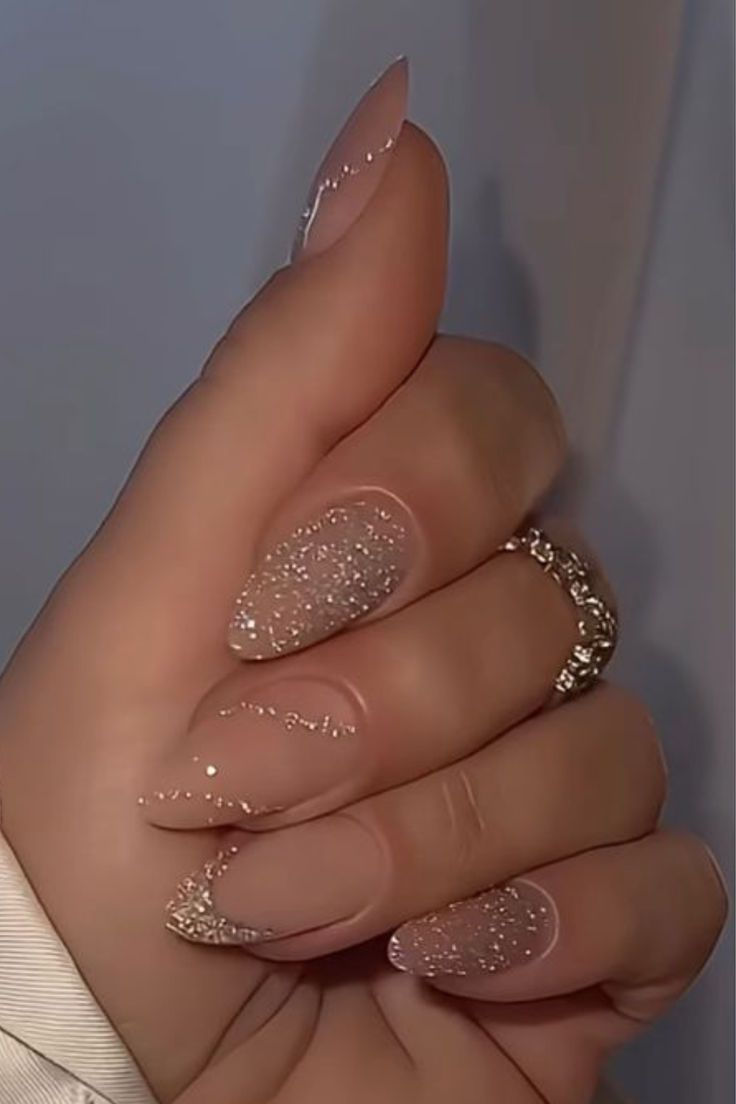 unhas em gel nude com glitter discreto