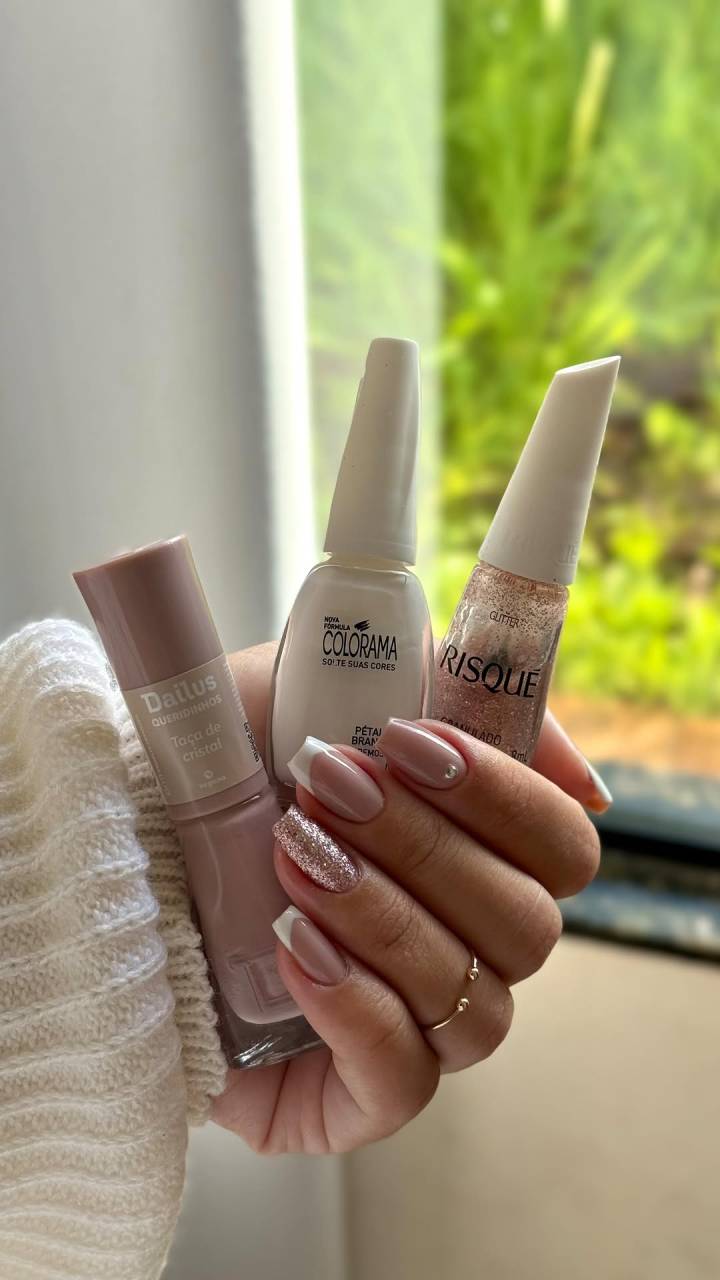 unhas em gel nude com glitter discreto