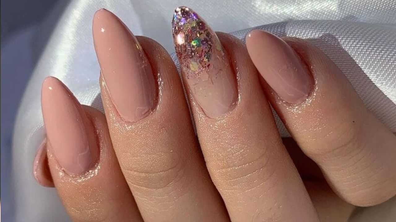 unhas em gel nude com glitter holográfico