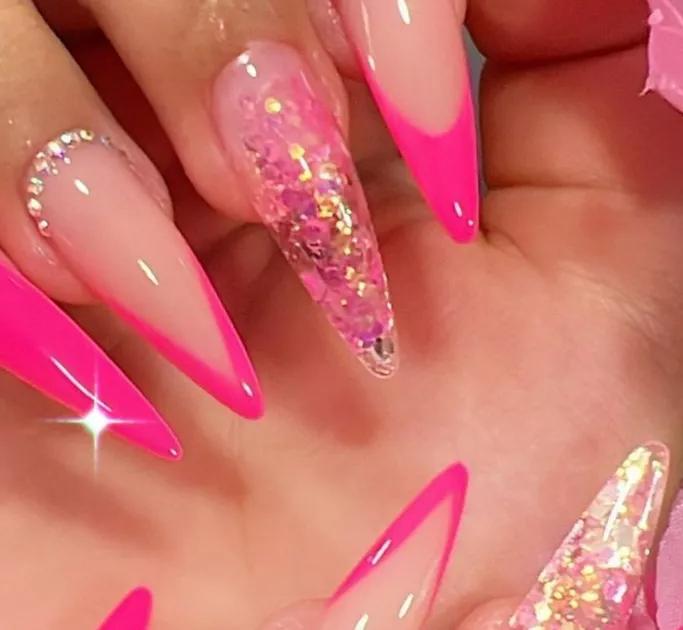 Unhas em gel rosa chiclete