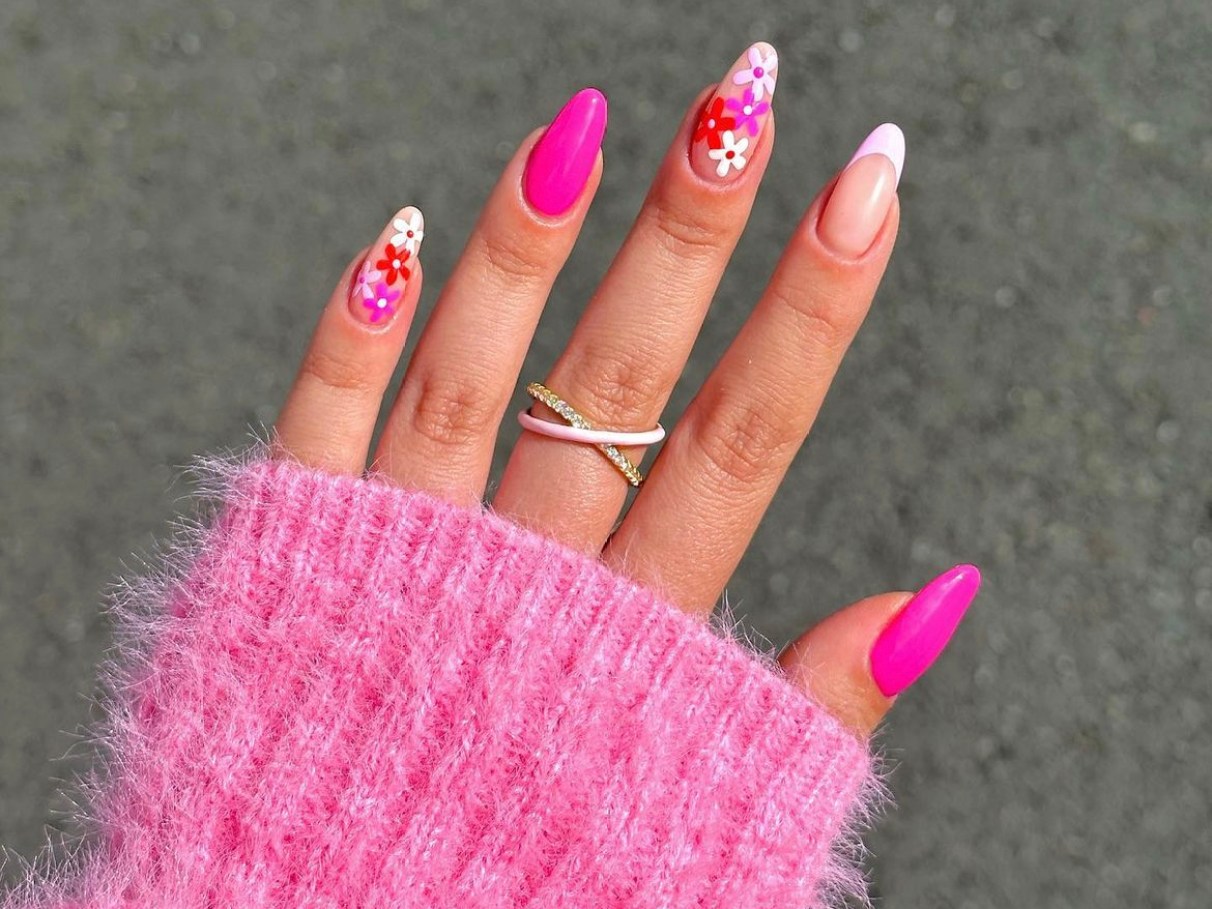 Unhas em gel rosa chiclete