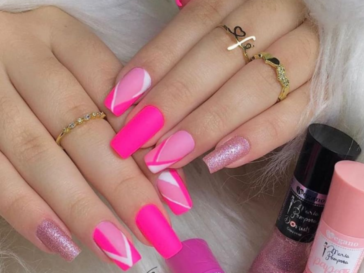 Unhas em gel rosa nude