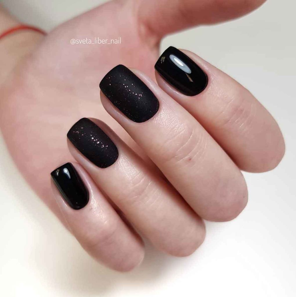 unhas pretas com pedrarias
