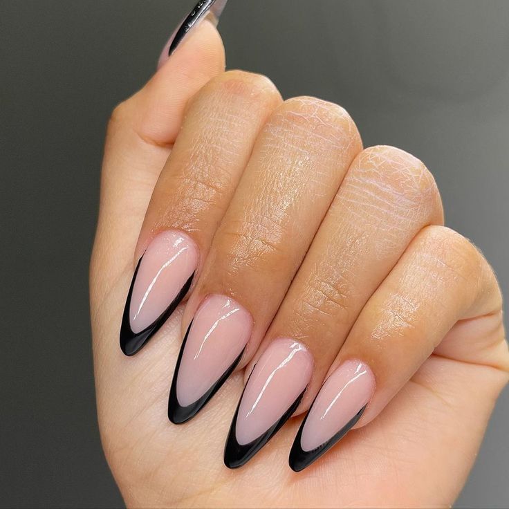 unhas pretas e douradas