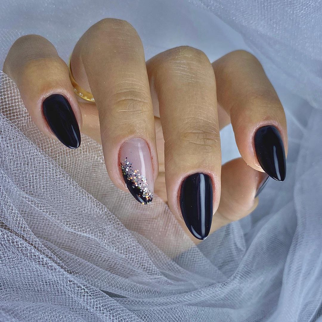 unhas pretas e prateadas