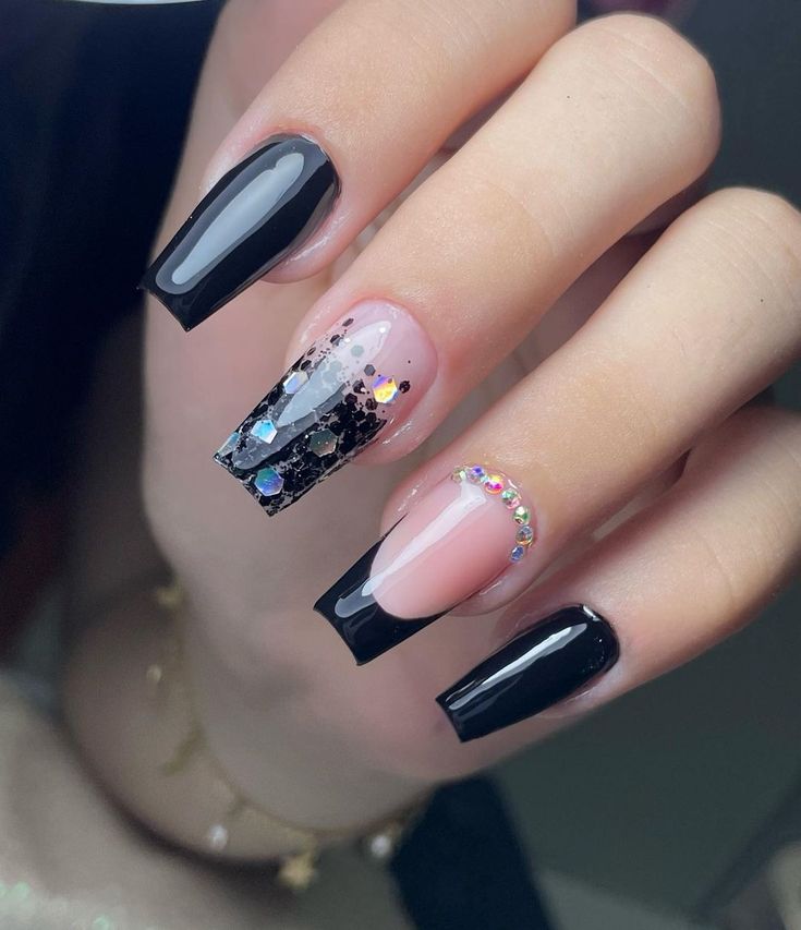 unhas pretas com pedrarias