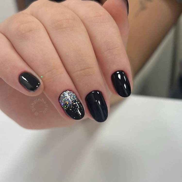 unhas pretas e douradas