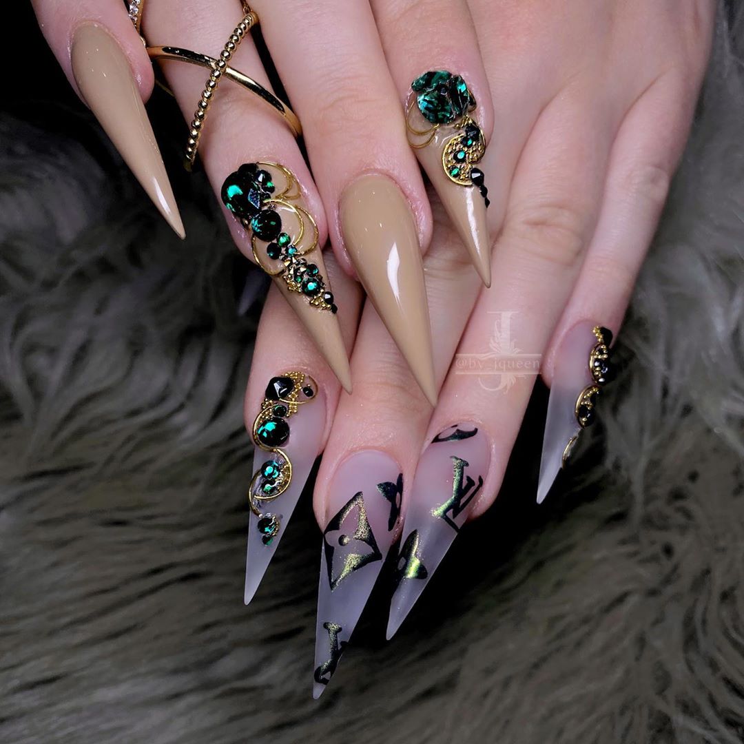 unhas stiletto cores neutras