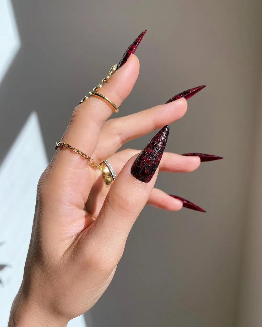 unhas stiletto com glitter