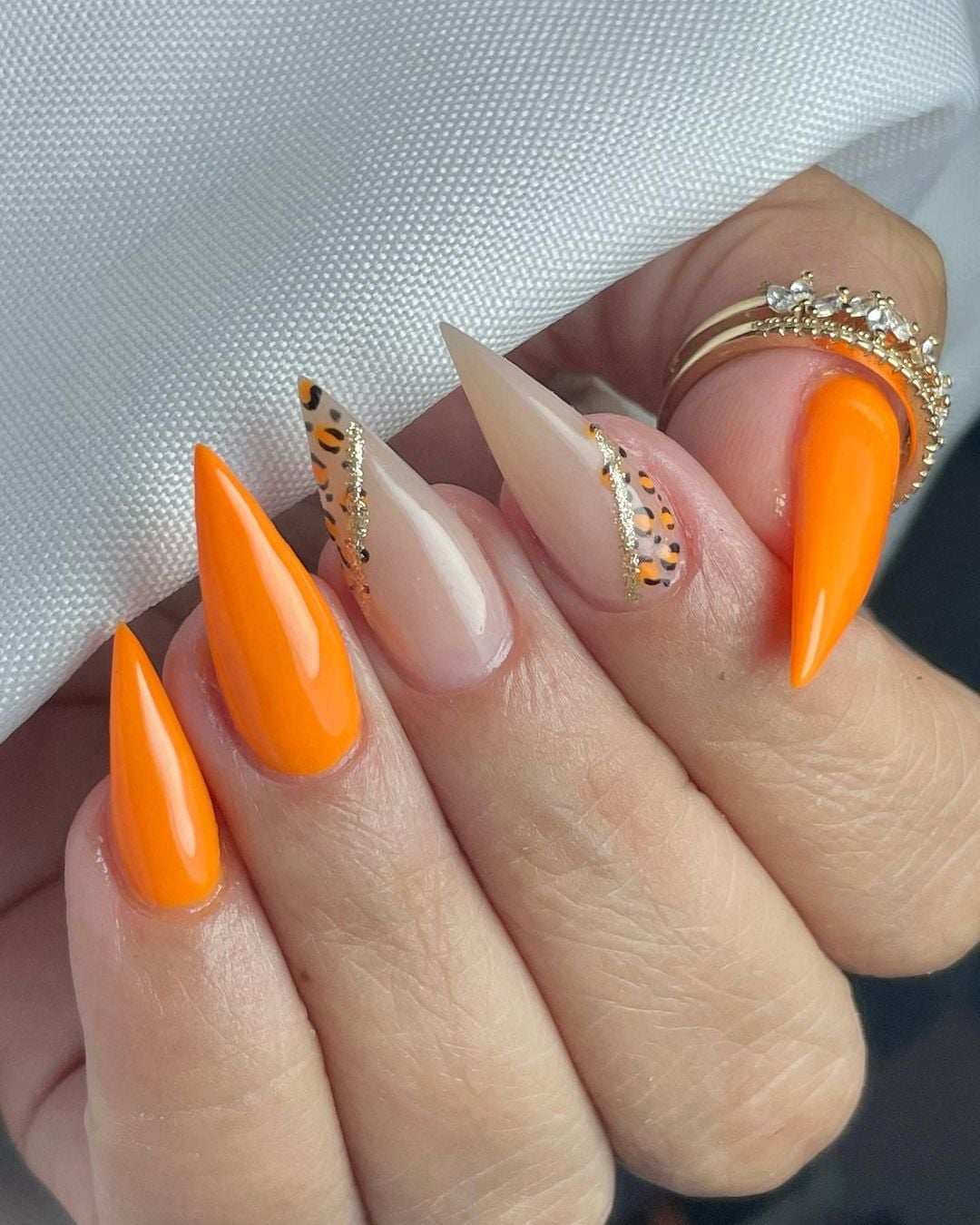 unhas stiletto cores neutras