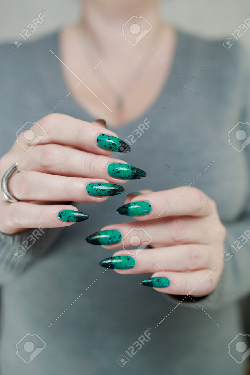 nail art verde militar