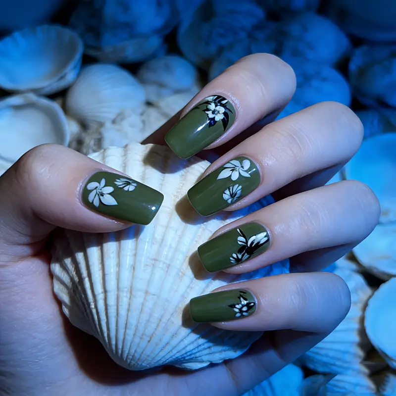 unhas verde esmeralda