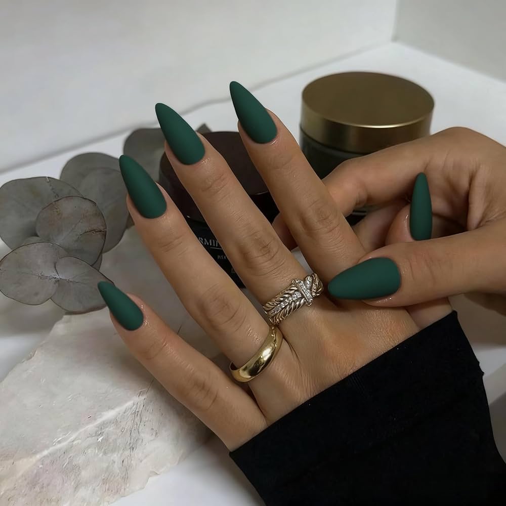 unhas verdes e douradas