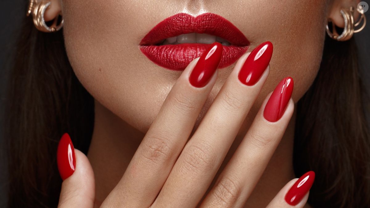 unhas vermelhas brilho espelhado