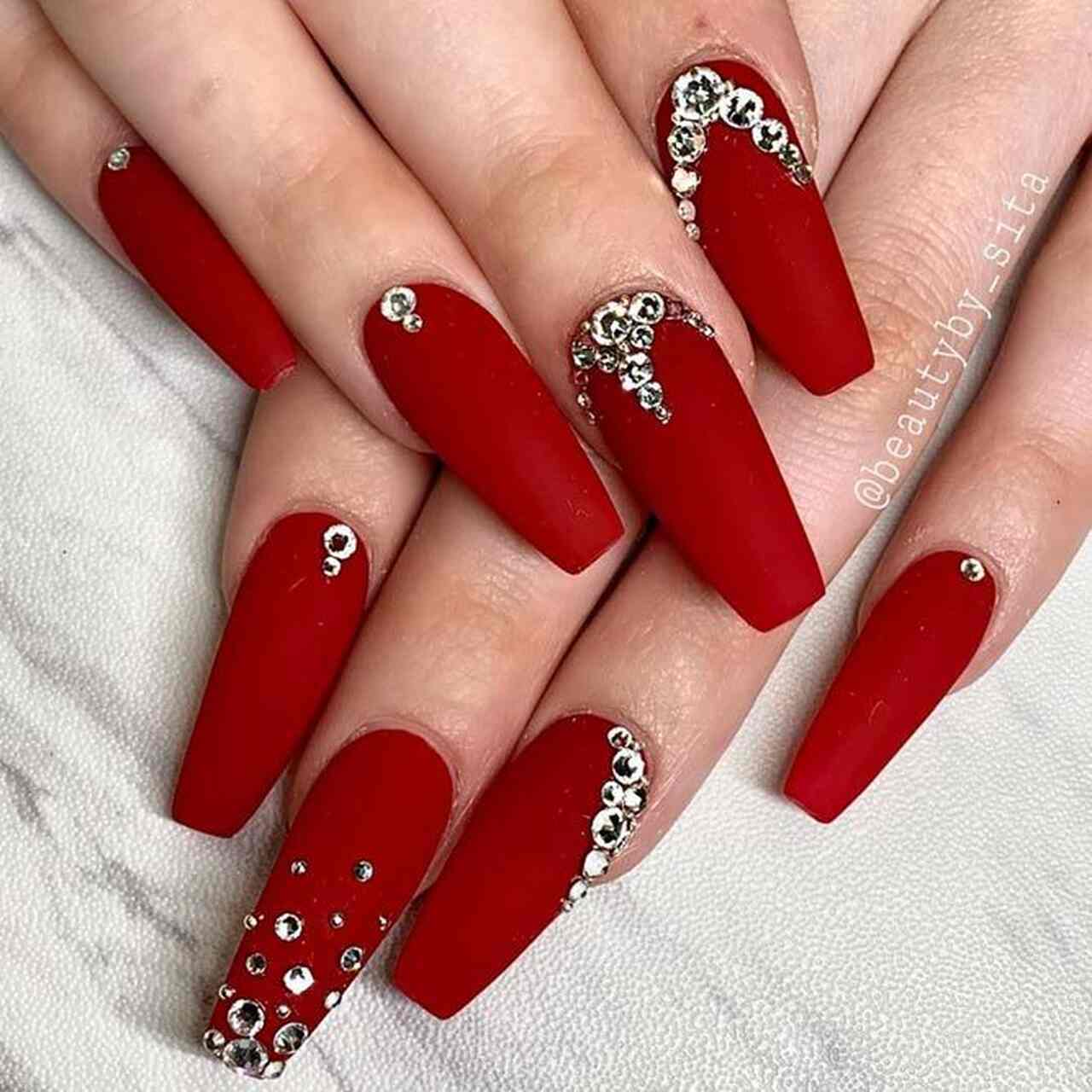 unhas vermelhas curtas elegantes