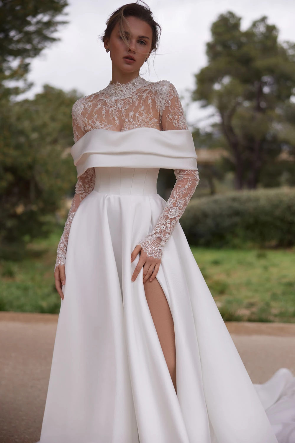 vestido de noiva com gola alta e manga comprida