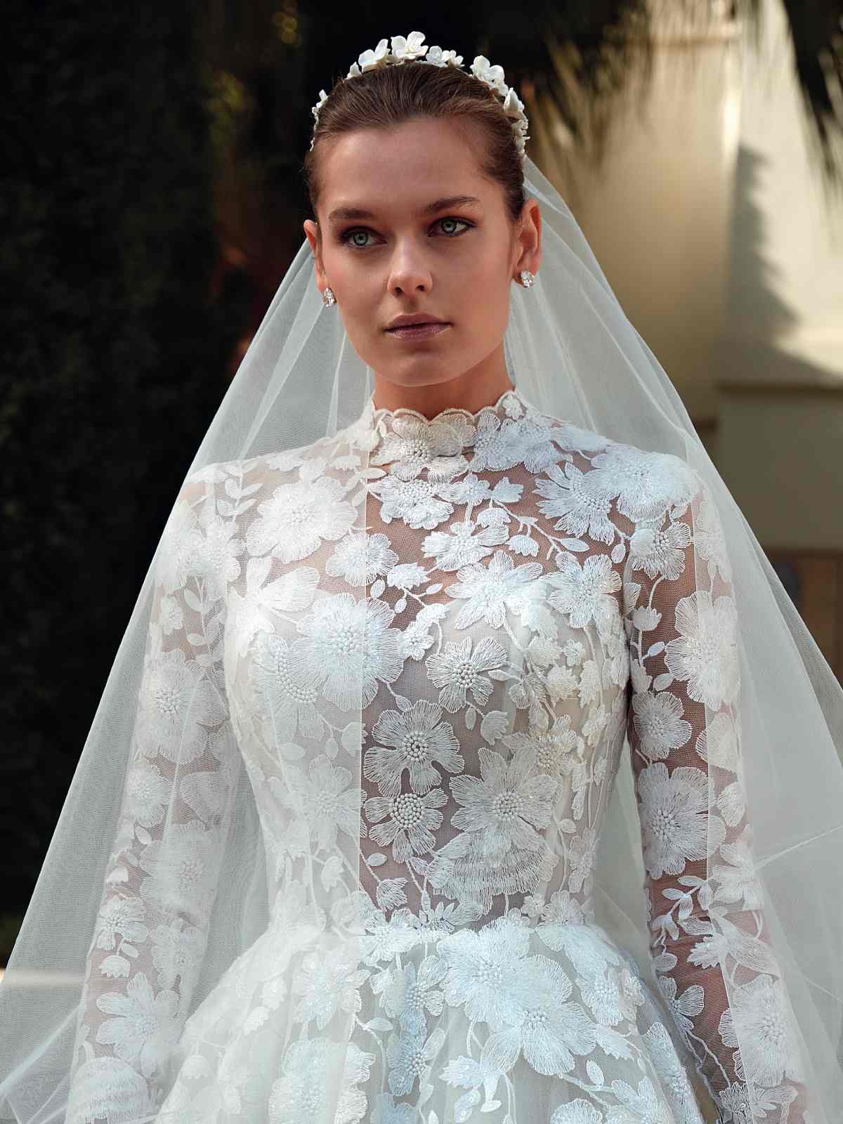 vestido de noiva com gola alta renda