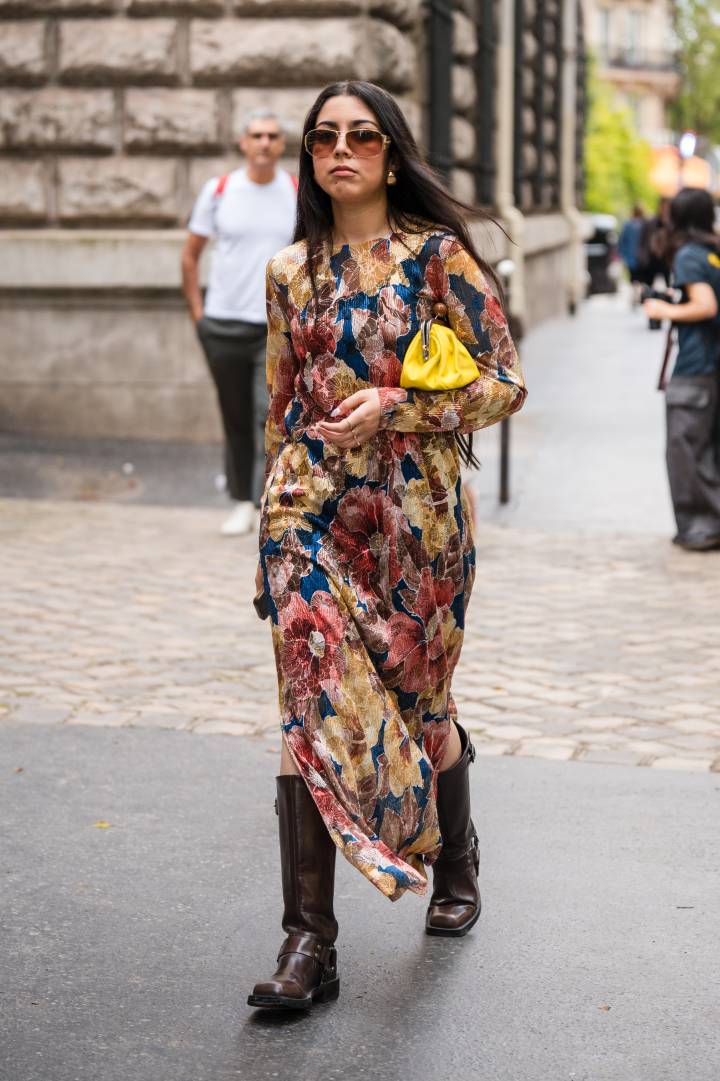 vestido longo com bota preta