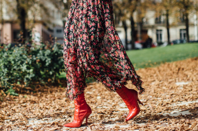 vestido longo com bota cano curto